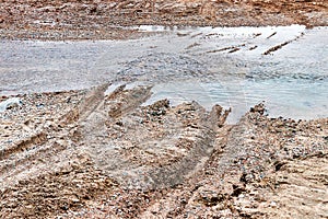 traces of the wheels of cars that crossed the river fording