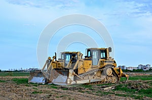 Track-Type Tractors, Bulldozer, Earth-Moving Heavy Equipment for Construction