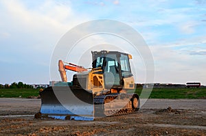 Track-Type Tractors, Bulldozer, Earth-Moving Heavy Equipment for Construction