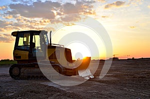 Track-Type Tractors, Bulldozer, Earth-Moving Heavy Equipment for Construction