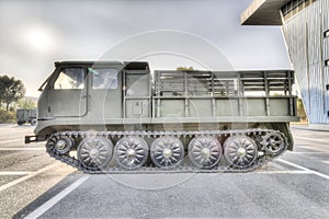 Tracked artillery tractor