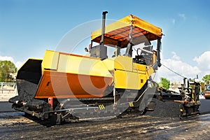 Tracked asphalt paver