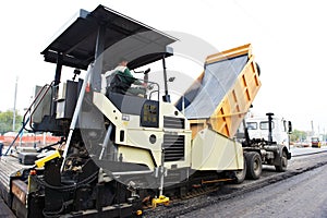 Tracked asphalt paver