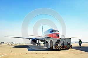 Traction aircraft equipment and aircraft