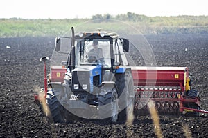 Tractor. Agricultural machinery.