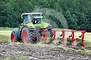 Tractor cultivating photo
