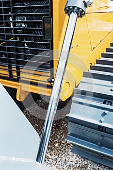 Tractor hydraulics for bucket lifting