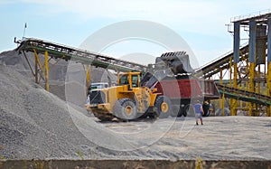 Tractor loads gravel into the car