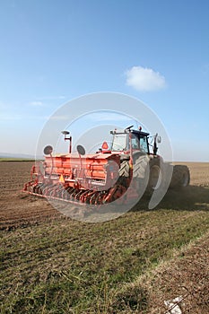 Tractor sow seed