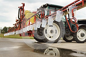 Tractor spray nozzle adjustment