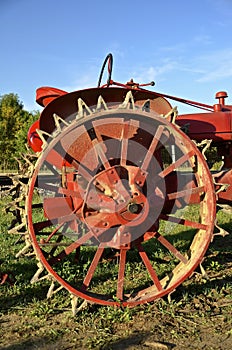 Tractor wheel with lugs