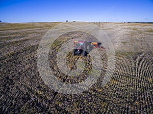 Tractor y maquinaria agricola , sembrando, photo