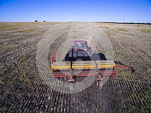 Tractor y maquinaria agricola , sembrando, photo