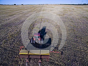 Tractor y maquinaria agricola , sembrando, photo