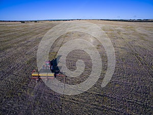 Tractor y maquinaria agricola , sembrando, photo