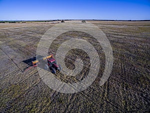 Tractor y maquinaria agricola , sembrando, photo