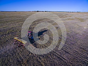 Tractor y maquinaria agricola , sembrando, photo