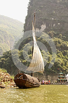 Tradicional chino un barco sobre el un rio 