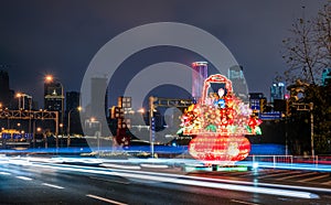 Tradicional chino flor linterna la luz arriba en la ciudad 