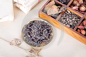 The traditional Chinese medicine xiangfuzi in the scale and various kinds of herbs in the wooden box