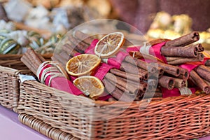 Tradičná dekorácia vianočných trhov, košík plný celej škorice