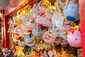 Tradiční dekorace vánočního trhu, kiosek plný zdobených koulí