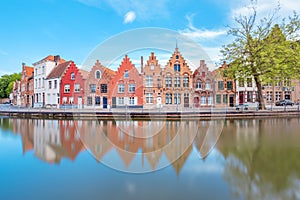 Tradiční barvitý budovy na břeh řeky v belgie 