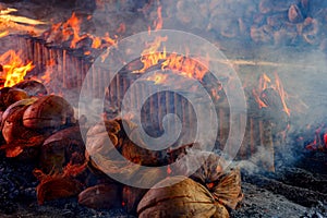 Tradicional cocinando de lunes coco paja cómo combustible sobre el lunes manana tailandia 