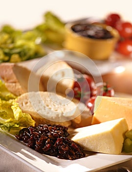 TRADITIONAL ENGLISH PLOUGHMAN`S LUNCH