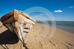 Traditionell ein Boot auf der Strand aus kolumbien 