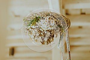 Tradičný kvetinový veniec ako súčasť svadobnej výzdoby