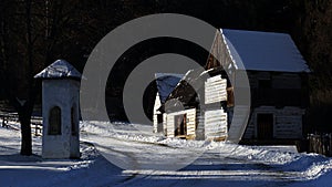 Tradiční lidová vesnická architektura v zimě , Slovensko