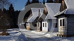 Tradiční lidová vesnická architektura v zimě , Slovensko