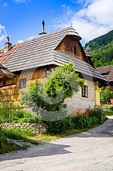 Tradičný folklórny dom v starej obci Vlkolínec, Slovensko