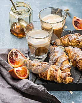 Tradizionale Italiano stile colazione occhiali mandorle un sanguinante siciliano arance Attraverso 