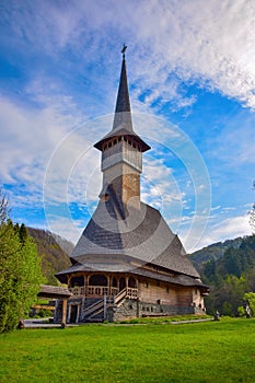 Tradičný gotický drevený kostol v kláštor rumunsko 