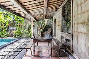 Traditional and modern dinning table design combined