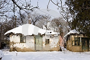 Tradičný bahno postavený statok v zime 