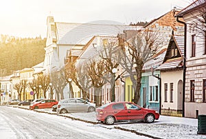 Tradičné staré budovy a zaparkované autá na ulici, mesto Kežmarok, Slovensko