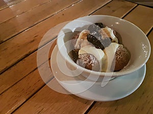 A portion of papanasi.