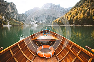 Tradicional remo un barco sobre el en dolomitas 