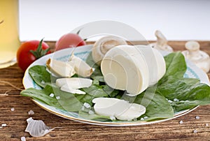 Tradiční slovenský sýr na talíři s listy baby špenátu