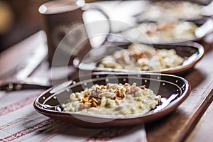 Tradičné slovenské jedlo Halušky s opraženou slaninkou a dekoráciami