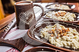 Tradiční slovenské jídlo Halusky s opečenou slaninou a dekorati