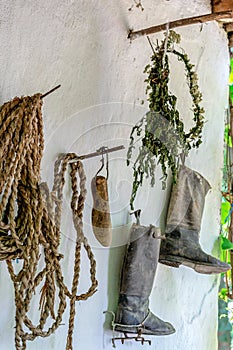 Tradiční slovenské předměty vystavené na jedné domácí verandě