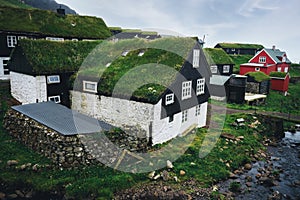 Tradicional municipio de vistoso casas a césped sobre el techos. isla feroés islas Europa 