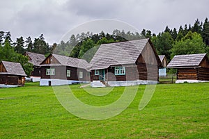 Tradičná obec s drevenicami na Slovensku