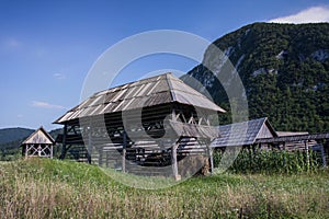 Traditional wooden double linked hayrack