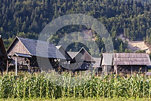 Traditional wooden double linked hayrack