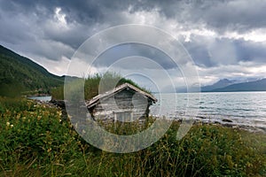 Tradicional de madera cabana césped techo  Noruega 